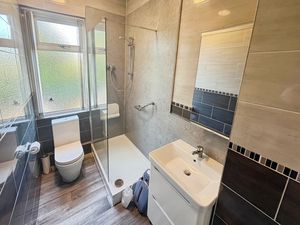 Shower room- click for photo gallery